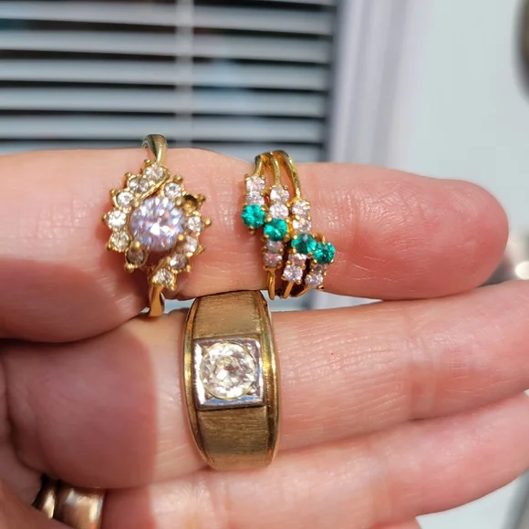 3 Costume Jewelry Rings & Faux Crystal Ring Holder Dish ~ Faux Diamonds! - Picture 4 of 16